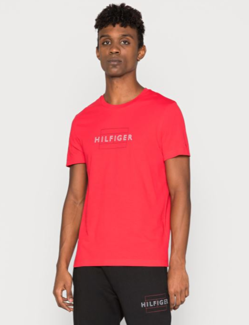 
M&oacute;dne k&uacute;sky a doplnky Tommy Hilfiger ktor&eacute; prin&aacute;&scaron;aj&uacute; eleganciu aj pohodlie do &scaron;atn&iacute;ka &scaron;tudenta