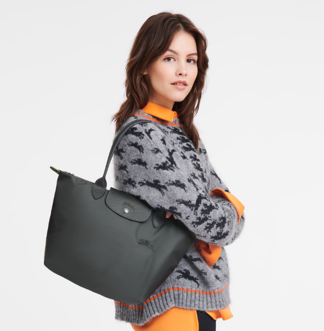 Longchamp je značka ta&scaron;iek a doplnkov ktor&aacute; sp&aacute;ja eleganciu praktickosť a nadčasov&yacute; &scaron;t&yacute;l